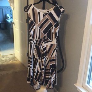 Geometric print  w/asymmetrical bottom, excellent